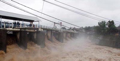 FOTO BANJIR BOGOR 2013 Sungai Ciliwung Meluap
